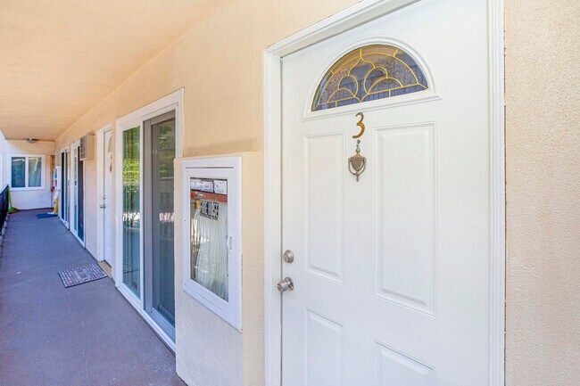 Building Photo - 1708 E Chevy Chase Dr