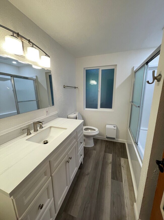 Building Photo - Fantastic 3 Bedroom Home with Gorgeous Oce...