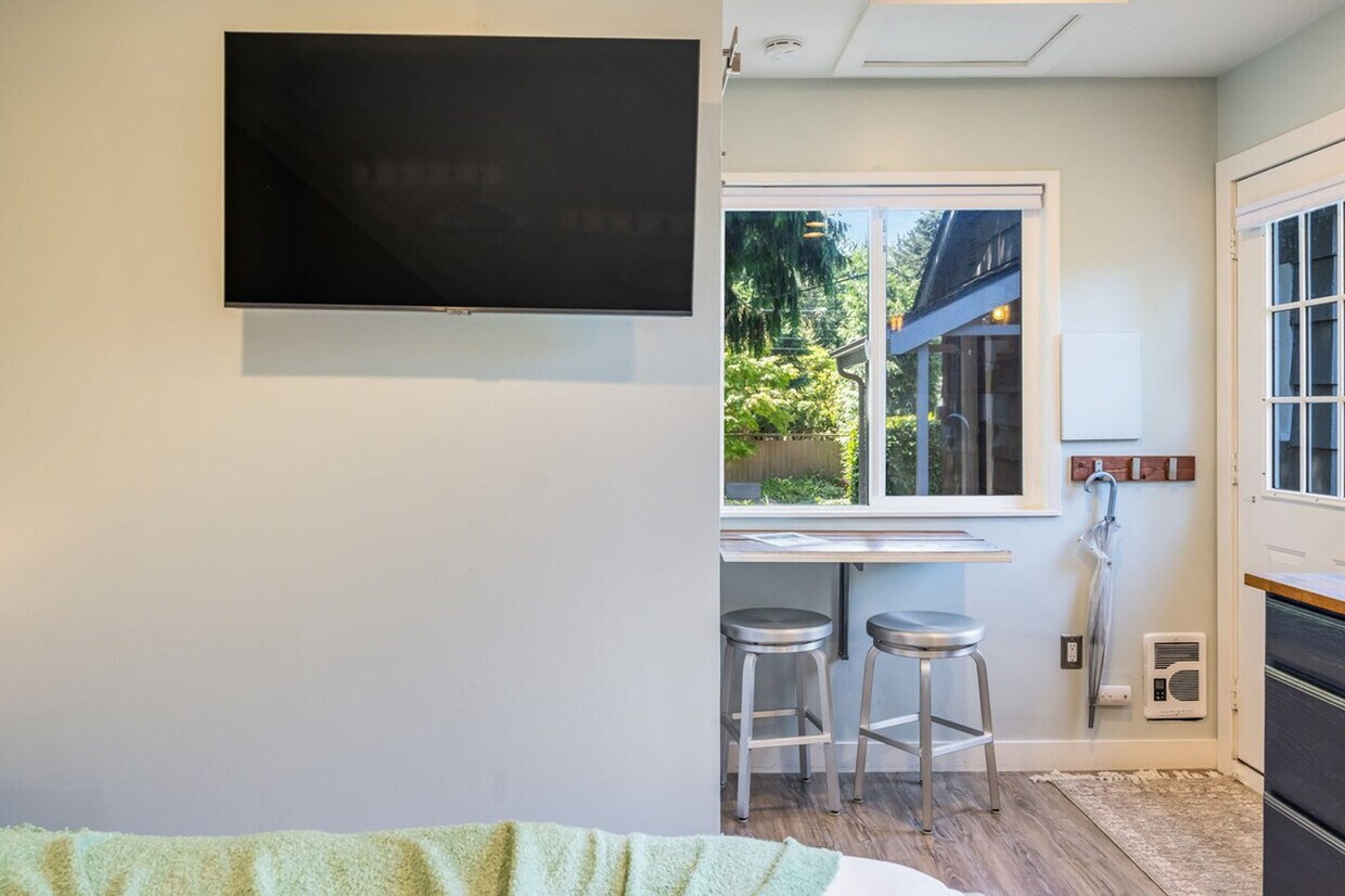 Foto principal - 8725 29th Ave NW