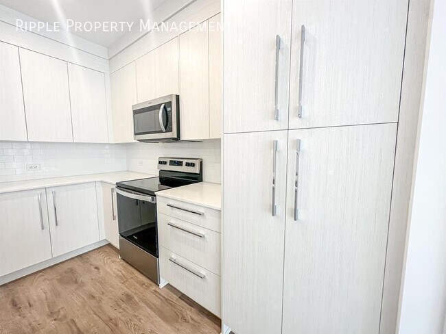 Building Photo - BRIGHT AND MODERN 2 BEDS/ 2 BATH CONDO