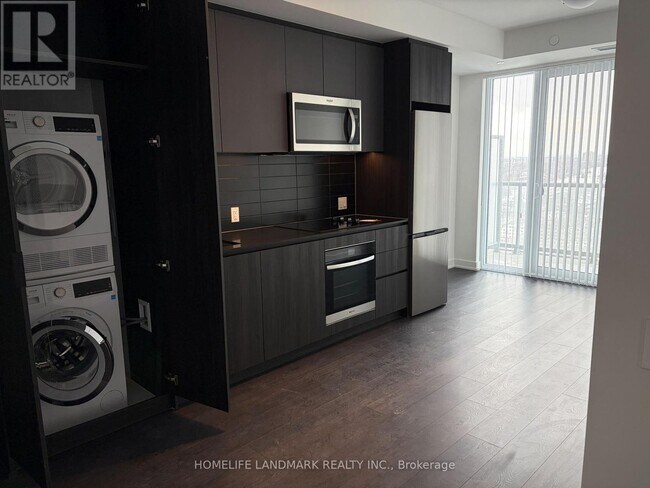 Building Photo - 5858 Yonge St