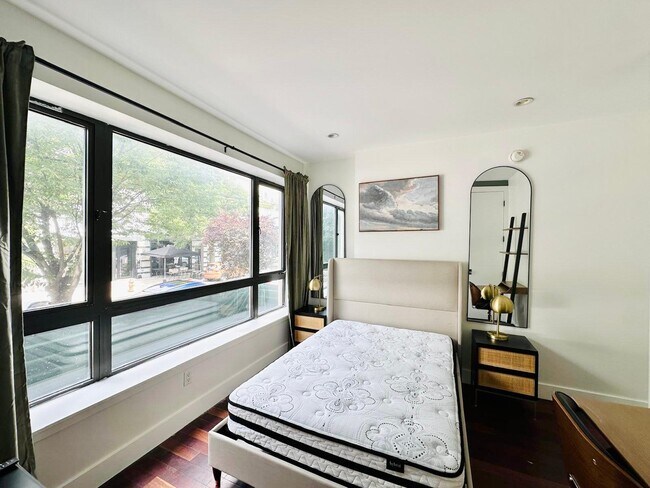 Foto del edificio - Furnished room/NOT APARTMENT