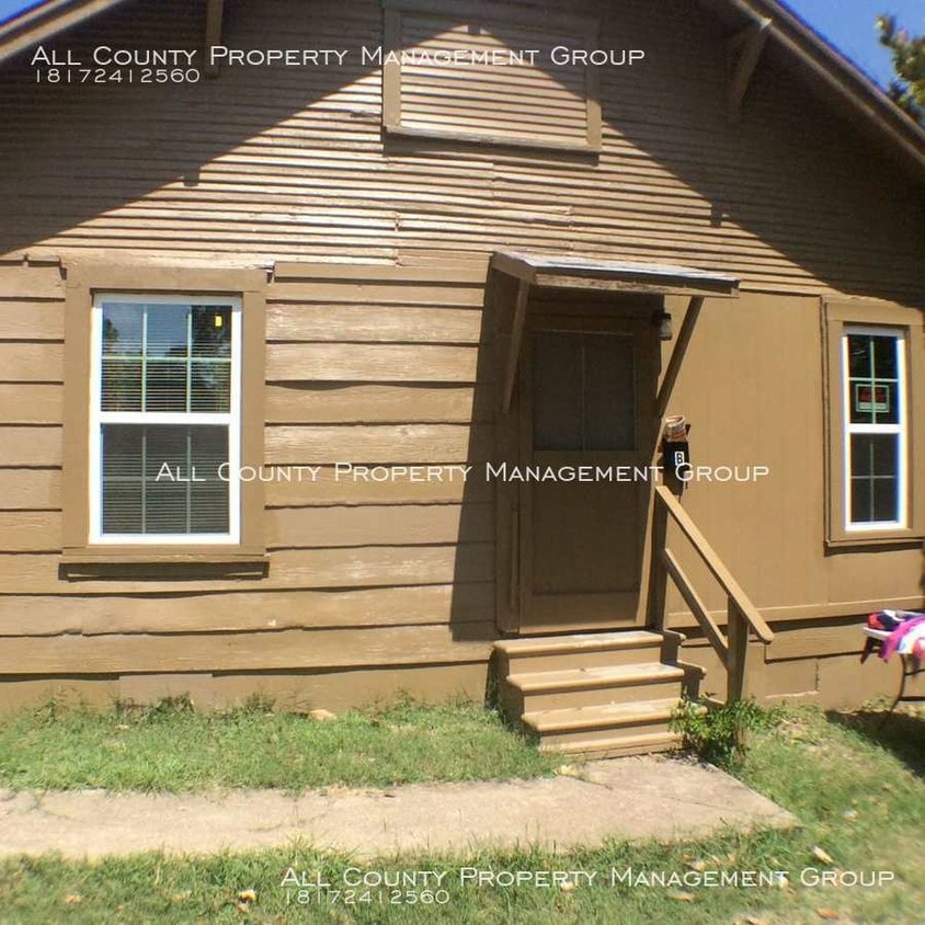 Primary Photo - Efficiency Apartment Move-In-Ready!