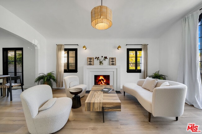 Foto del edificio - 8822 Rosewood Ave