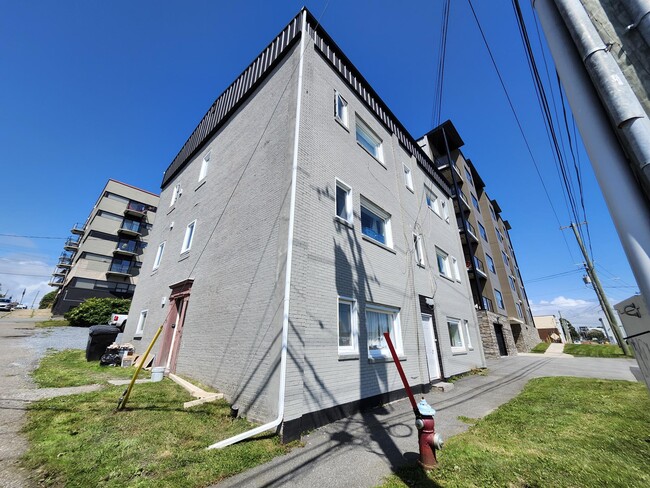 Building Photo - 210 Canterbury St