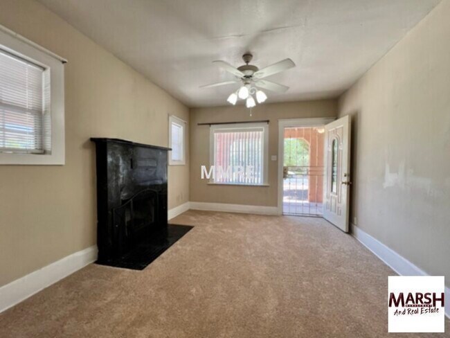 Building Photo - Older 2 bedroom home with lots of charm in...