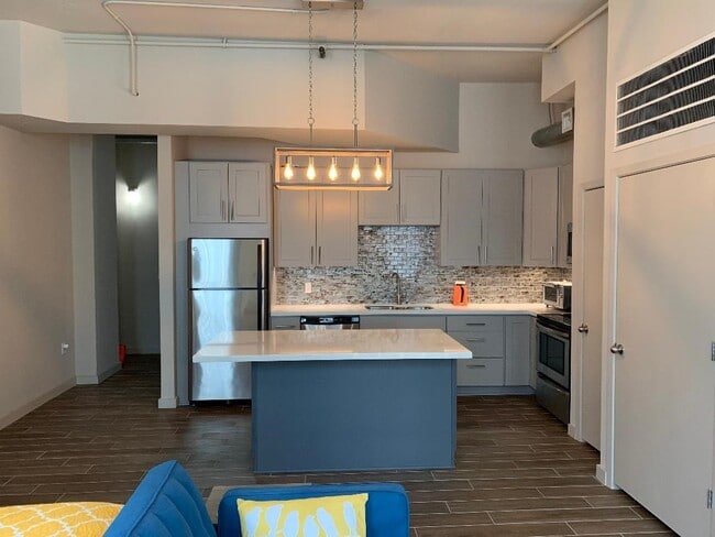 Building Photo - 705 Main St