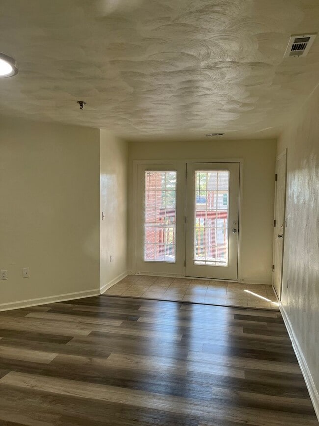 Building Photo - 4 Bedroom 2 Bathroom Top Floor