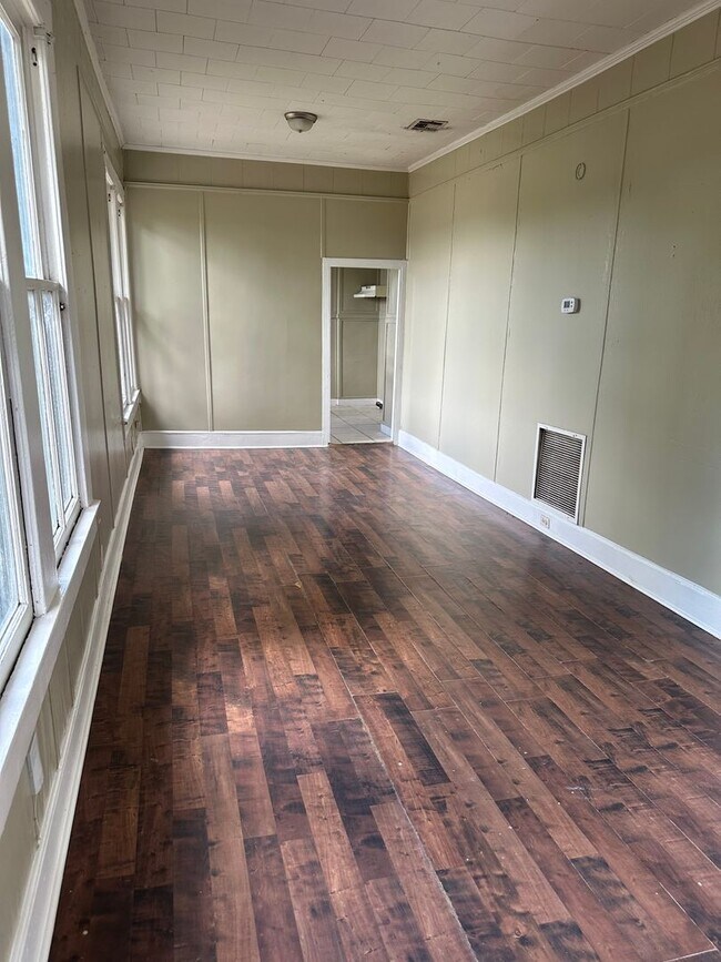 Foto del edificio - 3 bedroom, 1 bathroom Home NOW AVAILABLE!