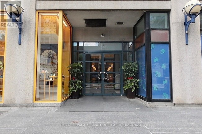 Building Photo - 102 Bloor St W