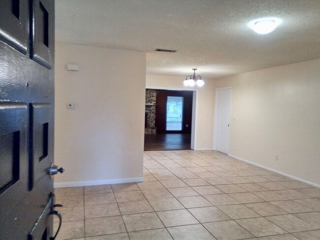 Foto del edificio - Great 3 bedrooms 2 baths single-family hom...