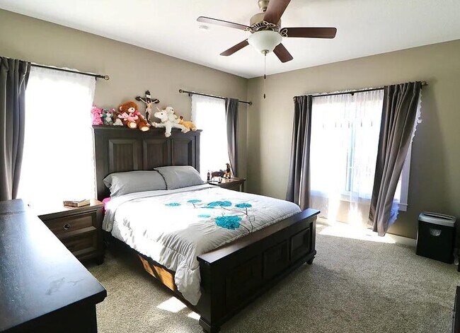 Foto del edificio - 527 Bellflower Dr