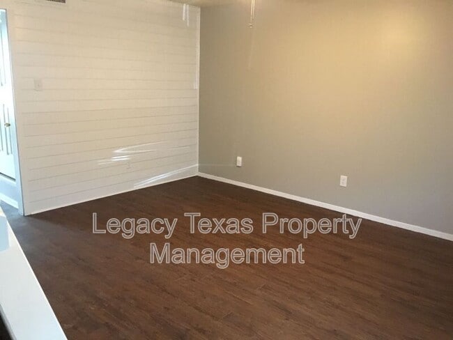Building Photo - 1409 Courtney Pl