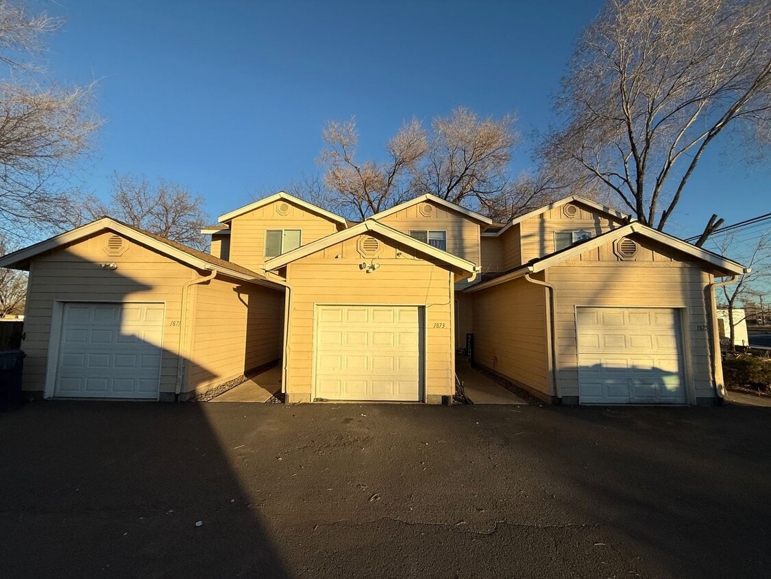 Primary Photo - CHECK OUT THIS SPACIOUS TOWNHOUSE IN REDMO...