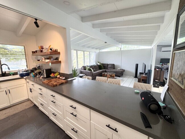 Foto del edificio - 2 bed, 1 bath in highly desirable Kailua N...