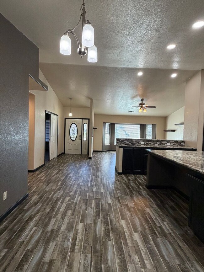 Foto del edificio - 4 Bedroom home in Ravenwood Estates