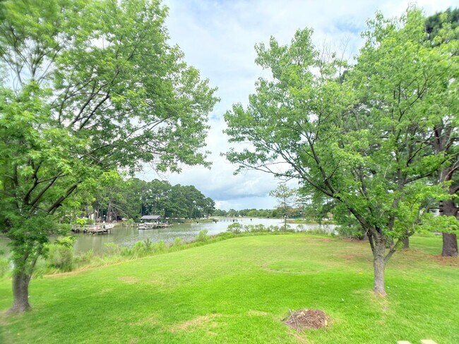 Foto del edificio - 172B Hunts Neck Road, Poquoson, VA 23662