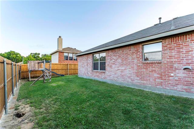 Foto del edificio - 365 Basswood Ln