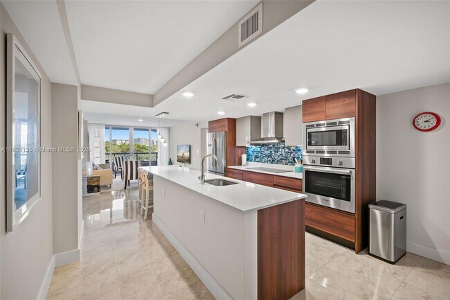 Foto del edificio - 9261 E Bay Harbor Dr
