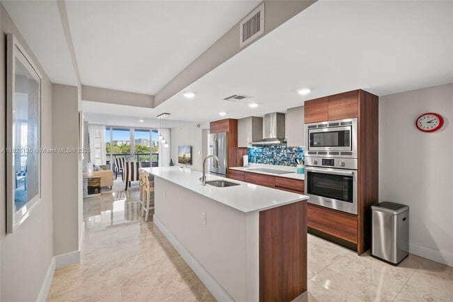 Building Photo - 9261 E Bay Harbor Dr