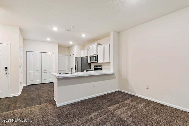 Building Photo - 333 Aralia Ln
