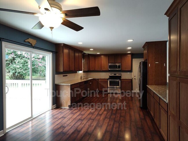 Foto del edificio - 303 Cedarwood Ln