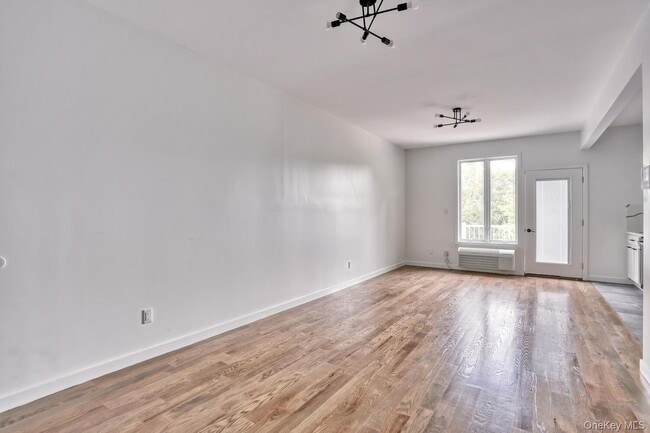 Building Photo - 962 US-9W