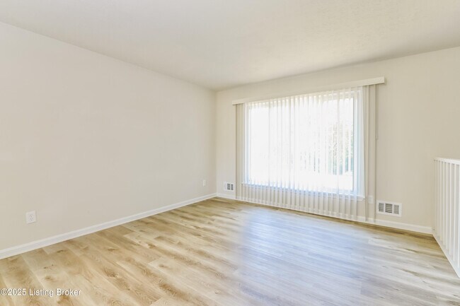 Foto del edificio - 8413 Smithton Rd