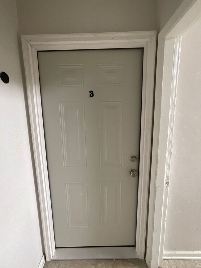 Building Photo - Quiet Two Bedroom Apartment off Rodman Ave