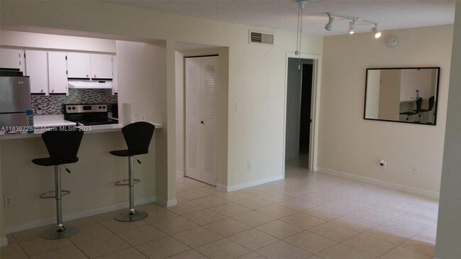 Building Photo - 550 S Park Rd