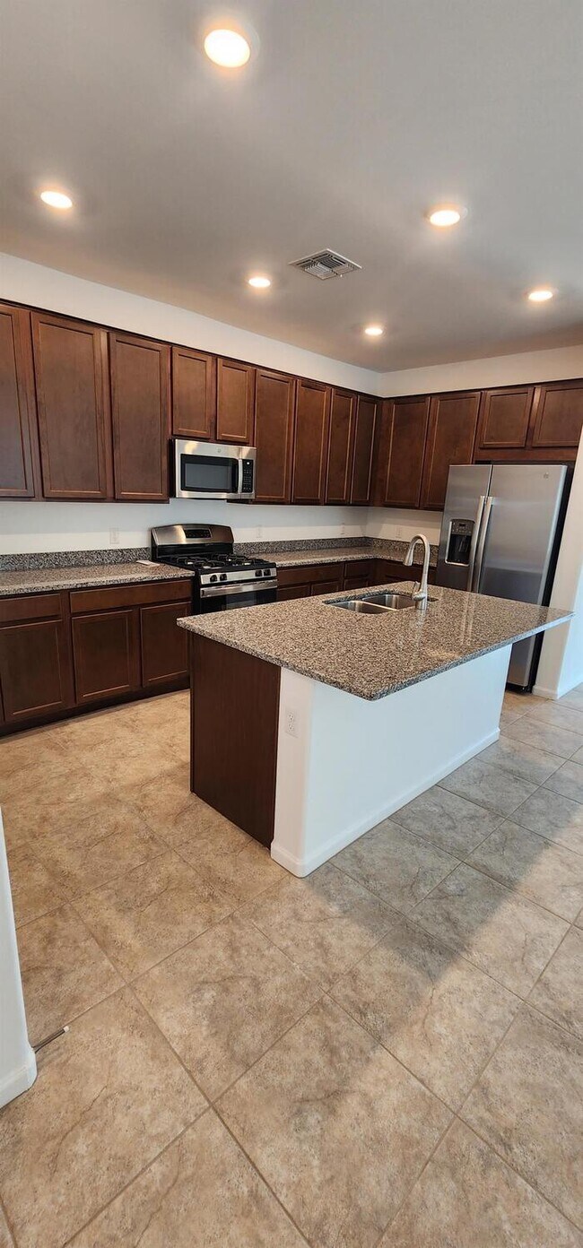 Building Photo - 7861 S Sugarbend Dr