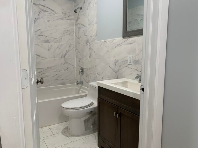 Building Photo - 452 Mallory Ave