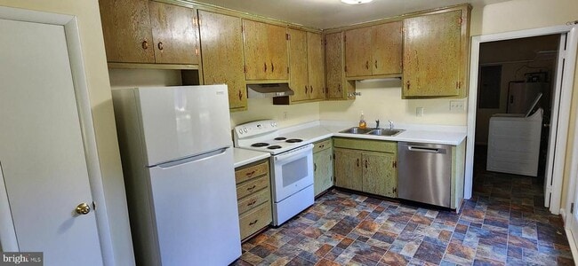 Building Photo - 45565 Camelot Ct