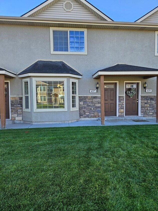 Primary Photo - 2 bed, 1.5 bath townhome at Riverwoods
