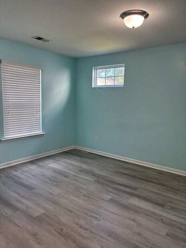 Building Photo - 1825 Polaris Dr