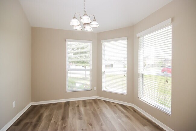 Building Photo - 9844 Hyacinth Way