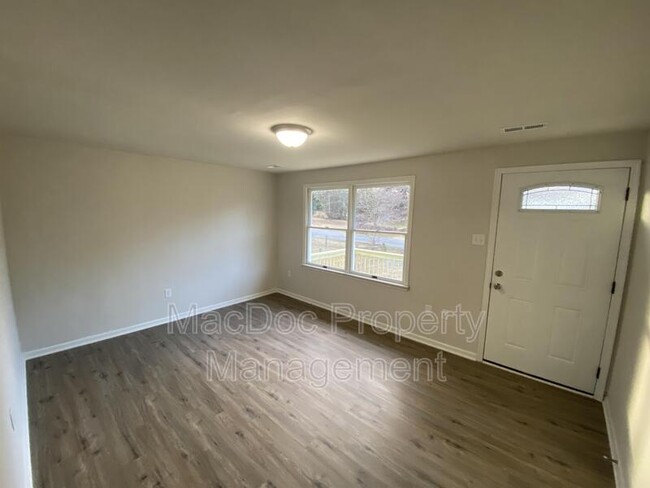 Building Photo - 211 Northview Dr