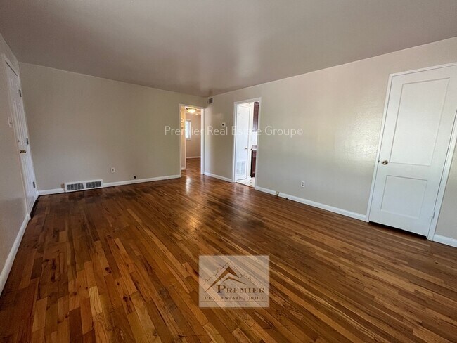 Foto del edificio - 407 Glen View Ct