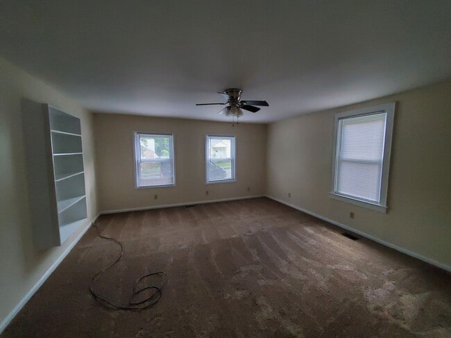 Building Photo - 3 Bedroom 2 Bathroom House