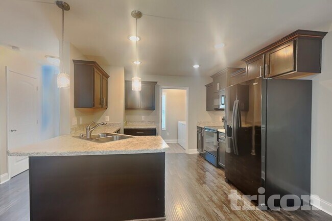 Foto del edificio - 513 Sourwood Dr
