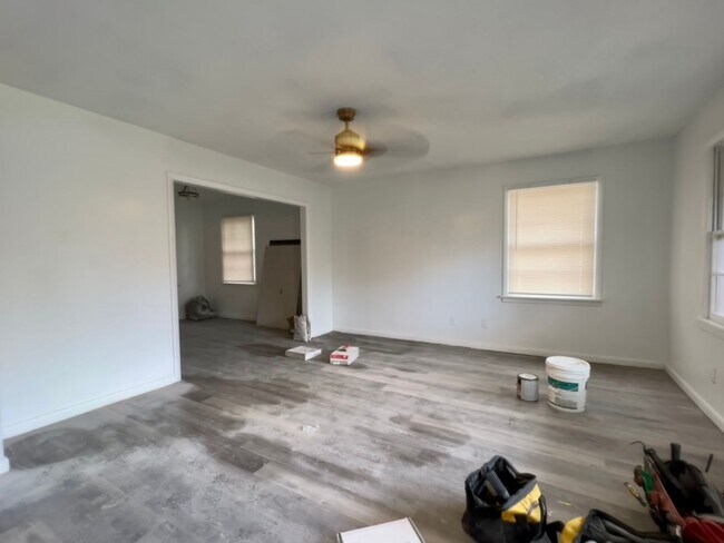 Building Photo - Modern Chic Home Located in Medical District