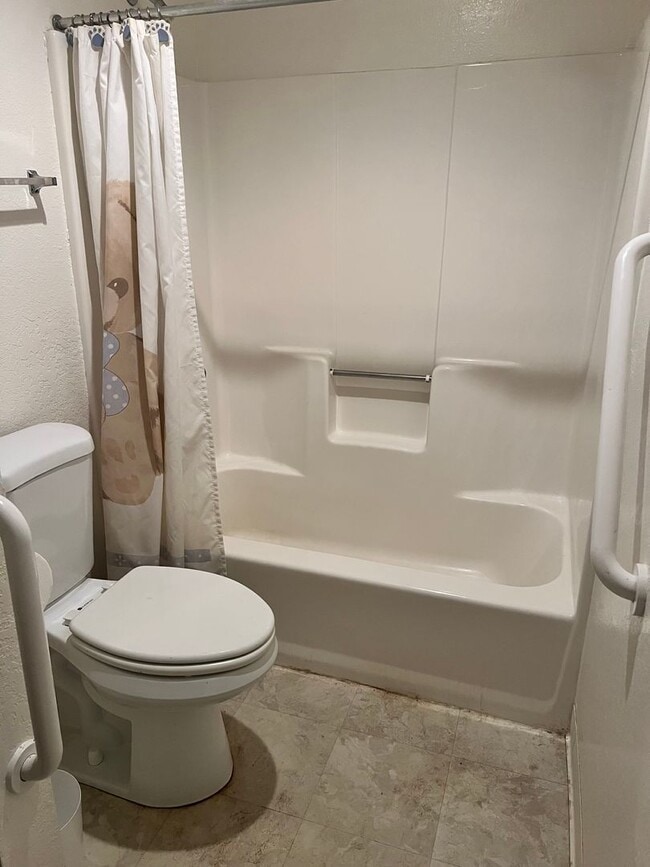 Building Photo - Low income 62+ 1 bedroom at Vista Prieta!
