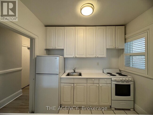 Photo du bâtiment - 846-846 Broadview Ave