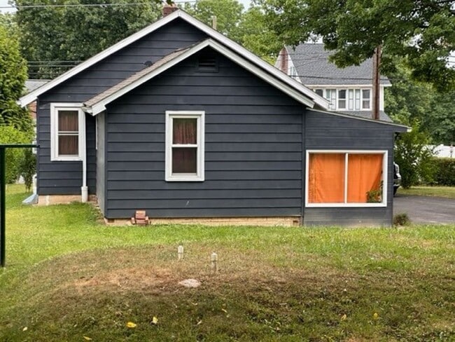 Building Photo - 2BR home in Bangor available 10/5/25!