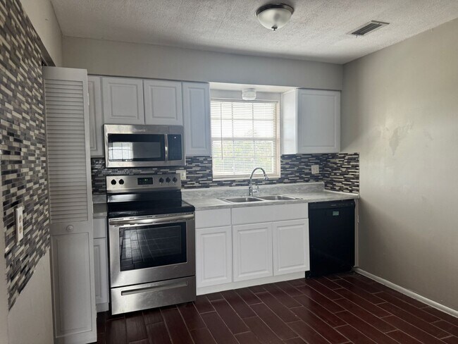 Foto del edificio - 1 Bed/1 Bath Second Floor Condo in recently renovated apartment community!