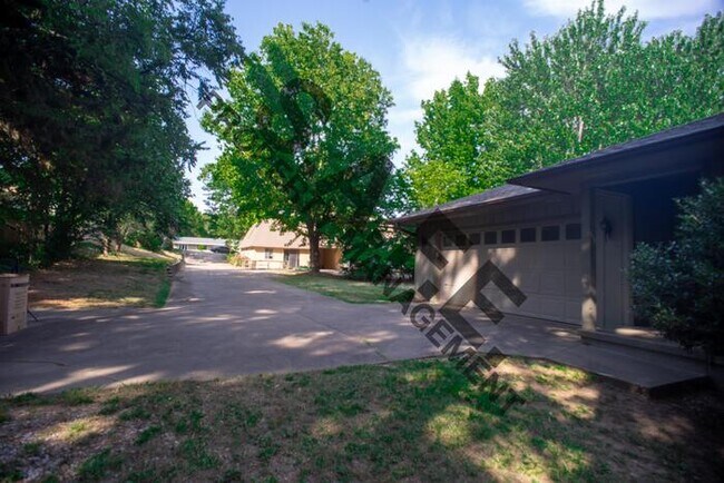 Building Photo - 1345 E Township St