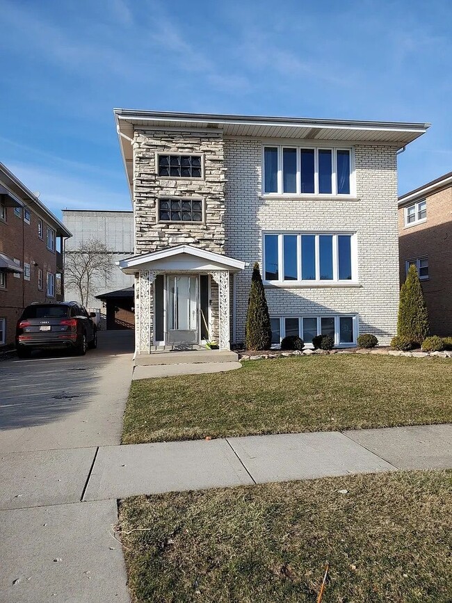 Building Photo - 8604 W Carmen Ave