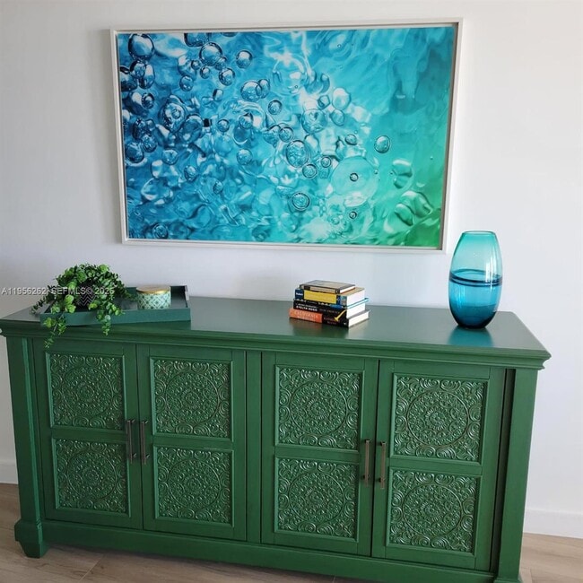 Building Photo - 900 Bay Dr