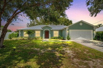 Building Photo - 522 SW S Quick Cir