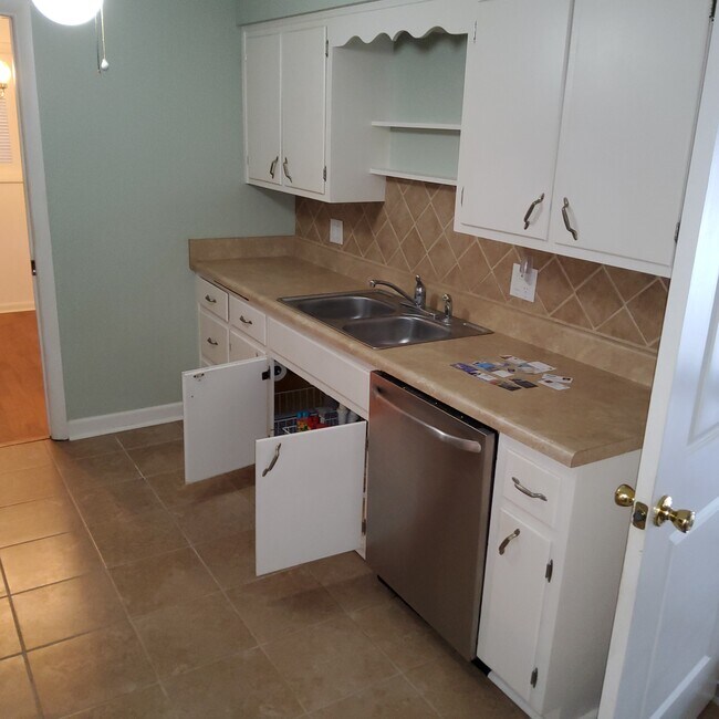 Building Photo - 220 Debra Ct